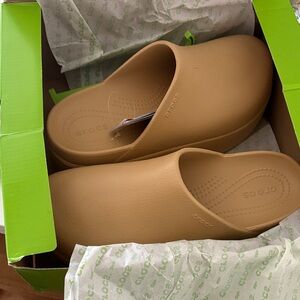 CROCS Dylan Platform Clog Wheat